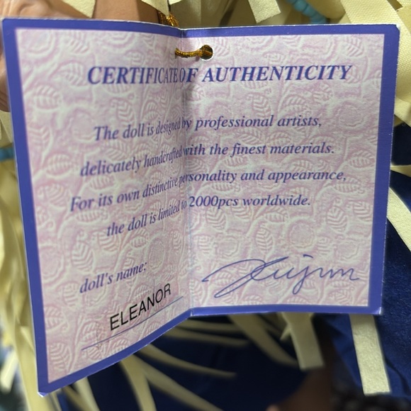 Porcelain Shelf sitting Native American Doll - Picture 4 of 4